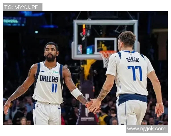 凯里欧文与足球明星同框合影展现运动员之间的友谊与激情