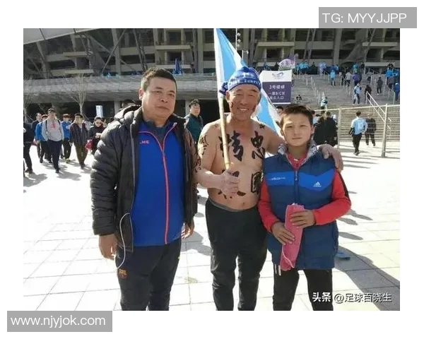 在公园偶遇大爷竟是昔日英国足球明星引发的温情故事