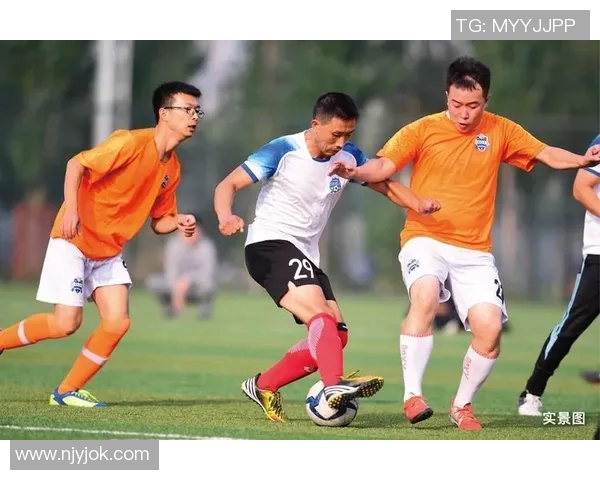 璀璨足球明星群星海报挂画展现绿茵场上的荣耀与激情