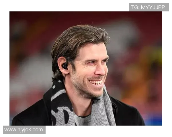 哪个足球明星在比赛中选择了粉红色球鞋引发了球迷热议