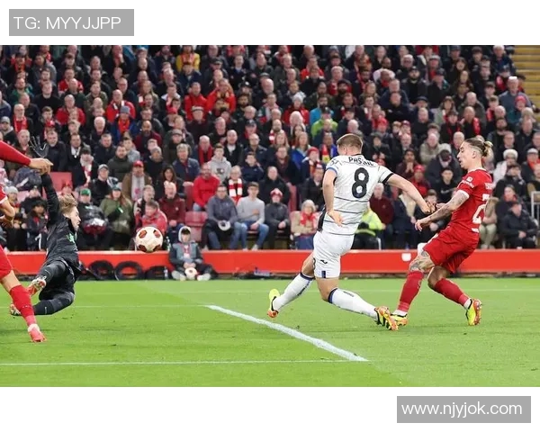 老足球明星重返赛场精彩瞬间回顾与经典比赛集锦图片分享