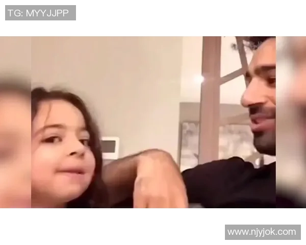 足球明星感人瞬间救助粉丝视频合集展现温暖与激情