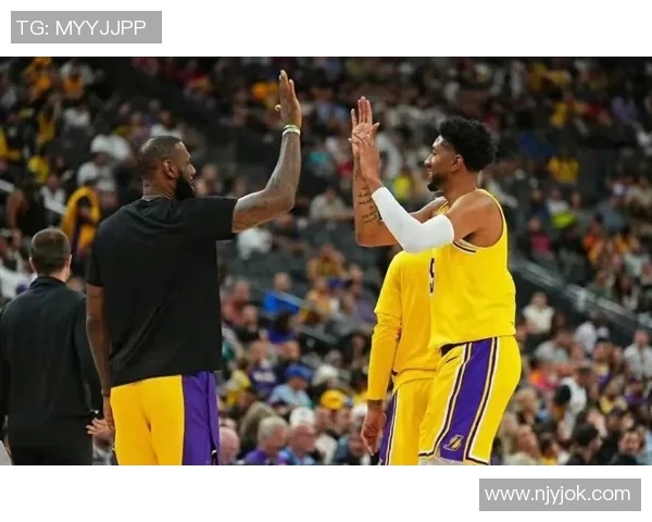 湖人对雄鹿赛后采访全景回顾球员表现与战术分析